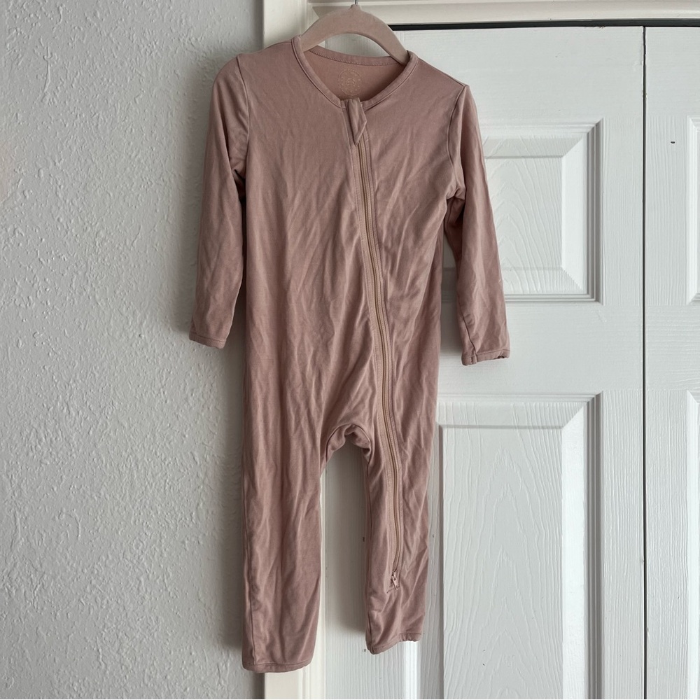 Kaiya Baby - Dusty blush pink zipper romper
One piece bamboo pajama